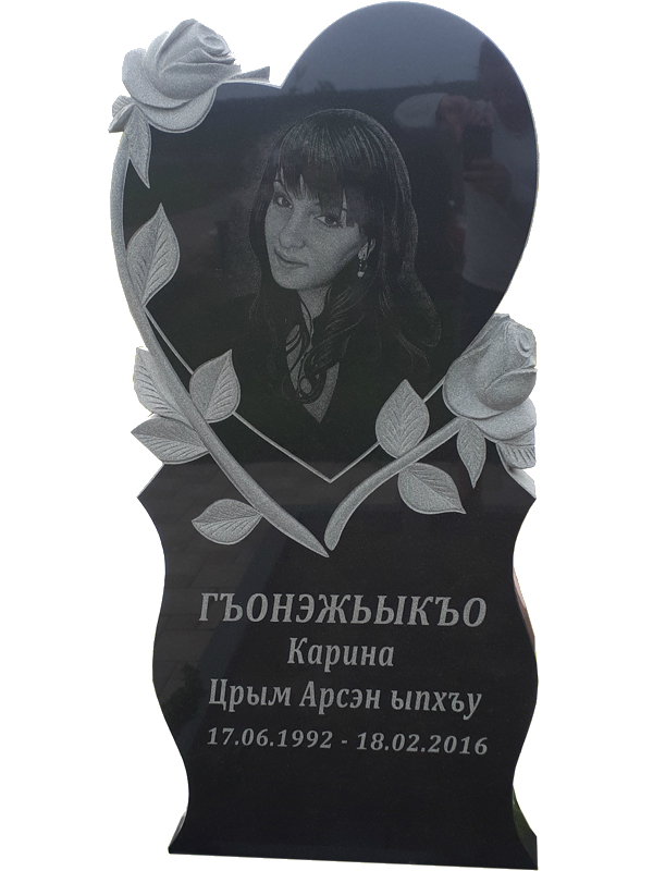 Гранитный памятник в форме сердца
