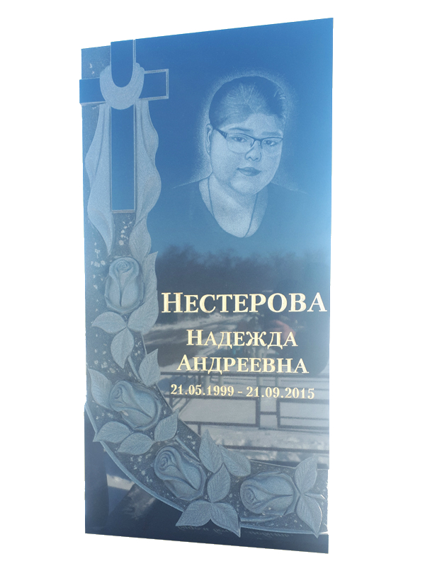Гранитный памятник с золотыми буквами