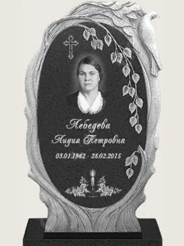 Гранитный памятник с листьями